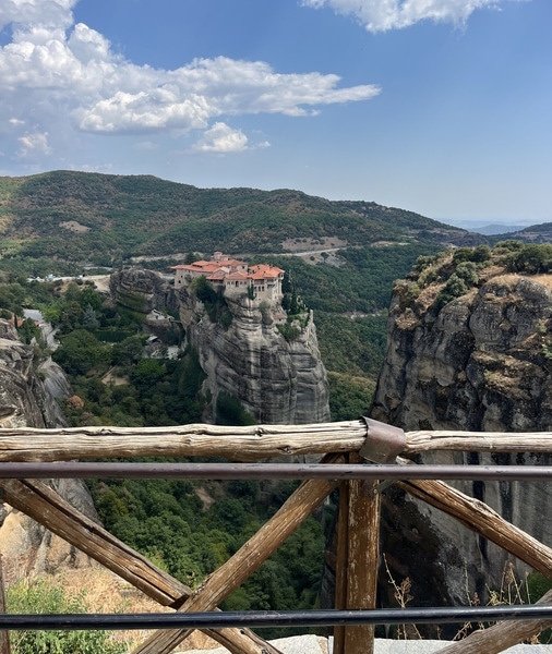 Ημερήσια εκδρομή στα Μετέωρα από την Αθήνα 2026
