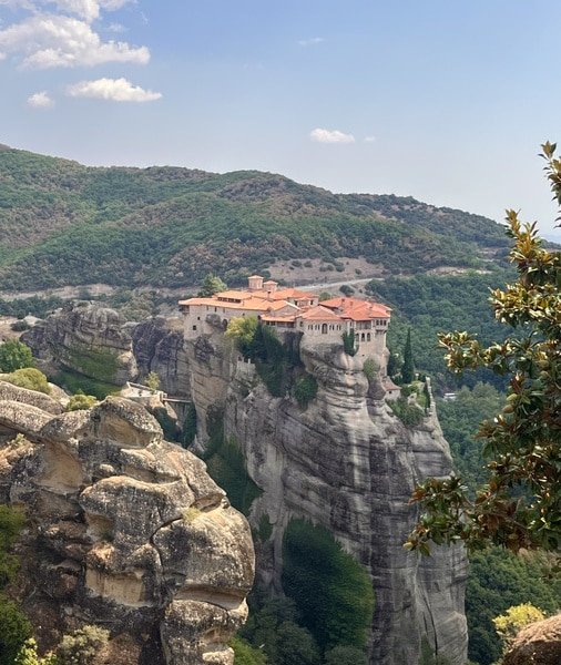 Ημερήσια εκδρομή στα Μετέωρα από την Αθήνα 2026